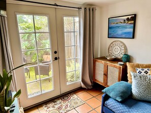 Smart TV, DVD player, books, video library - Sunny Private Bungalow (Santa Cruz)