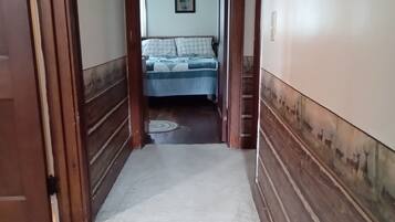 3 makuuhuonetta, työpöytä, silitysrauta/-lauta, vauvan matkasänky