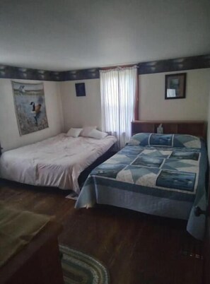 3 habitaciones, escritorio y tabla de planchar con plancha 