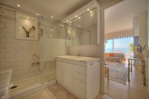 Shower, hair dryer, towels