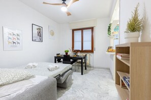 1 habitación, escritorio, tabla de planchar con plancha y ropa de cama