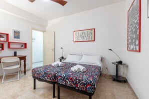 1 soverom, skrivebord, strykejern/-brett og sengetøy