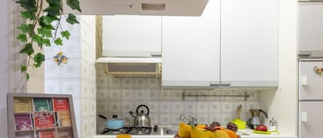 Réfrigérateur, un four, surface de cuisson, lave-vaisselle