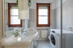 Shower, hair dryer, bidet, towels