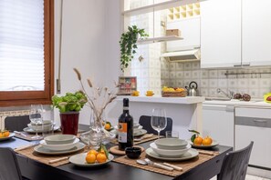 Dining - GuestHost - Cozy apartment of 49 square meters that can accommodate up to 4 people, located on the ground floor of a building with independent entrance and no elevator (3 steps to access it). A few minutes' walk away it is possible to find Piazza Vittori (Pisa)