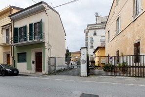 Exterior - GuestHost - Cozy apartment of 49 square meters that can accommodate up to 4 people, located on the ground floor of a building with independent entrance and no elevator (3 steps to access it). A few minutes' walk away it is possible to find Piazza Vittori (Pisa)