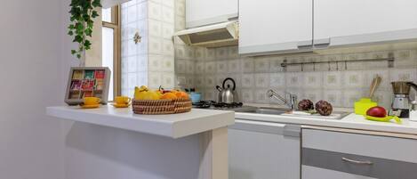 ثلاجة، فرن، موقد طهي مسطح، غسالة أطباق