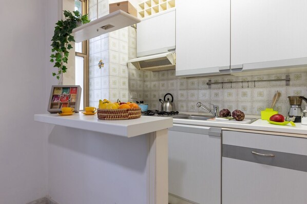 Kjøleskap, ovn, kokeplater og oppvaskmaskin