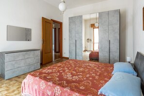 3 chambres, bureau, fer et planche à repasser, accès à Internet
