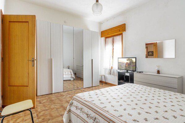 3 habitaciones, tabla de planchar con plancha y acceso a internet