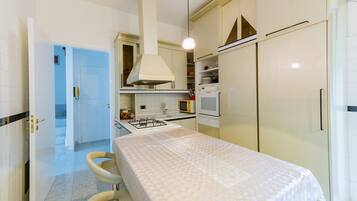 Mikrowelle, Ofen, Herdplatte, Geschirrspüler