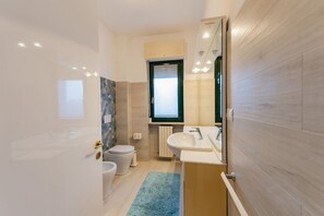 Secador de pelo, bidet