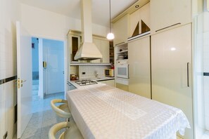 Microonde, forno, piano cottura, lavastoviglie