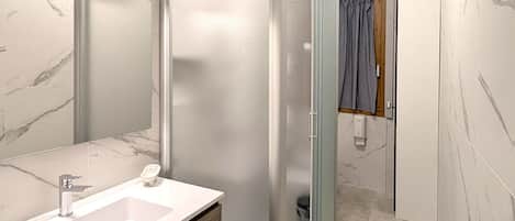 Douche, sĂšche-cheveux, bidet, serviettes fournies