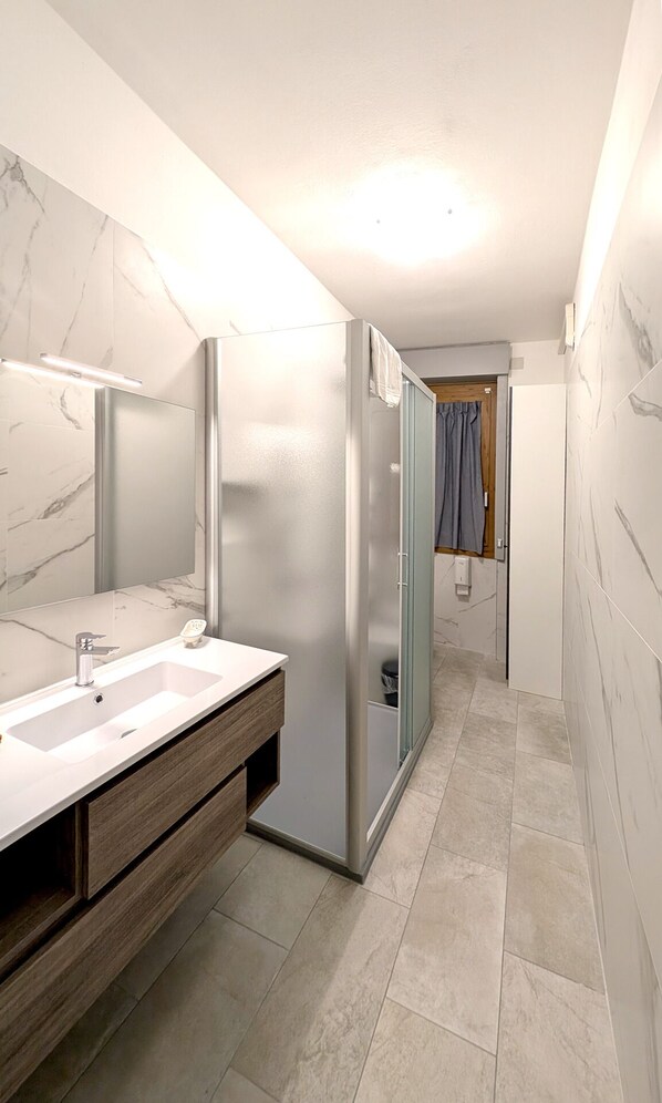 Shower, hair dryer, bidet, towels