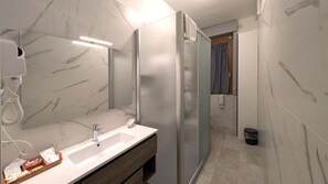 Dusche, Haartrockner, Bidet, Handtücher