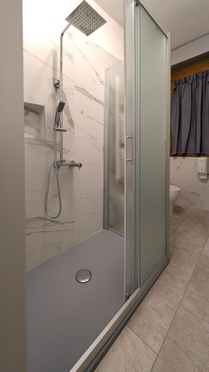 Dusche, Haartrockner, Bidet, Handtücher