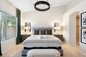 4 bedrooms, iron/ironing board, free WiFi, bed sheets - Desert Escape Minutes from Shopping, Dining & Golf (Scottsdale)