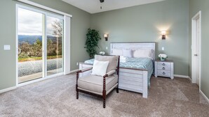 4 bedrooms, iron/ironing board, WiFi (free), bed sheets - Mountain View House with hot tub, putting green, stunning views! (Oakhurst)