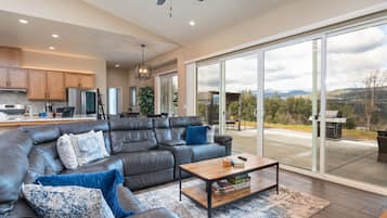 TV connectée, cheminée, table de tennis de table