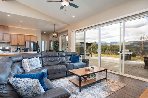 Mountain View House with hot tub, putting green, stunning views!