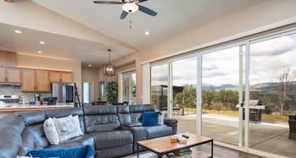 Mountain View House with hot tub, putting green, stunning views!