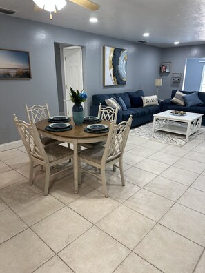 Interior - Blue Oasis Escape, Very Spacious Sleeps 6 W/ Pool, High speed Wi-Fi (Cape Coral)