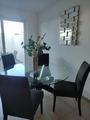 City-House | Essbereich im Zimmer