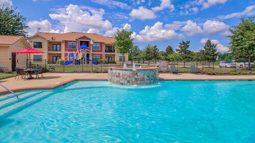 Magnolia Escape: 1BR/1BA w/ Gym, Pool, BBQ Grill