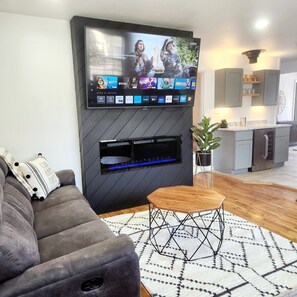 Smart TV, fireplace