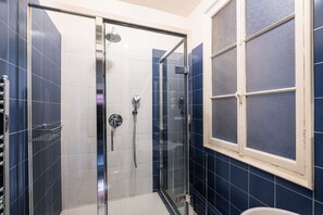 Dusche, Haartrockner, Handtücher