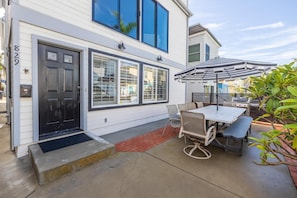 Outdoor dining - Fantastic Bayside Vacation Home w/ WiFi, Private Washer/Dryer, Central AC, Patio (San Diego)