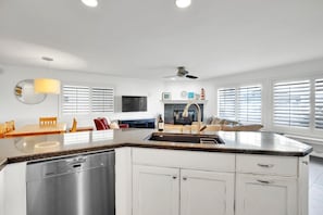 Fridge, microwave, oven, stovetop - Fantastic Bayside Vacation Home w/ WiFi, Private Washer/Dryer, Central AC, Patio (San Diego)