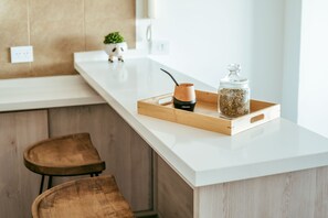 Tủ lạnh, lò vi sóng, lò nướng, dụng cụ pha cà phê/trà 