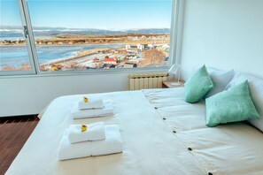 1 sovrum, sängtillbehör av högsta kvalitet, duntäcken och ljudisolering