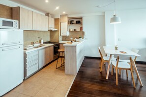 Full-size fridge, microwave, oven, coffee/tea maker - Moat Apartamento (Ushuaia)