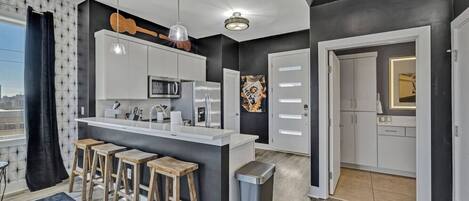 Réfrigérateur, micro-ondes, four, plaque de cuisson