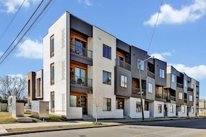 Exterior - The Outlaw, Short Uber to Downtown Nashville/Broadway (Nashville)