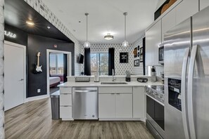 Réfrigérateur, micro-ondes, four, plaque de cuisson