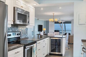 ثلاجة، ميكروويف، فرن، موقد طهي مسطح