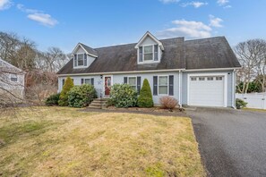 Exterior - 5 minute walk to Gray Gables Beach (Bourne)