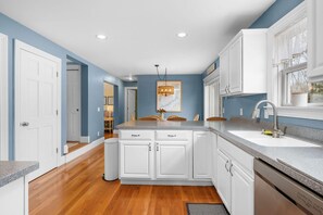 冰箱、微波炉、烤箱、炉灶