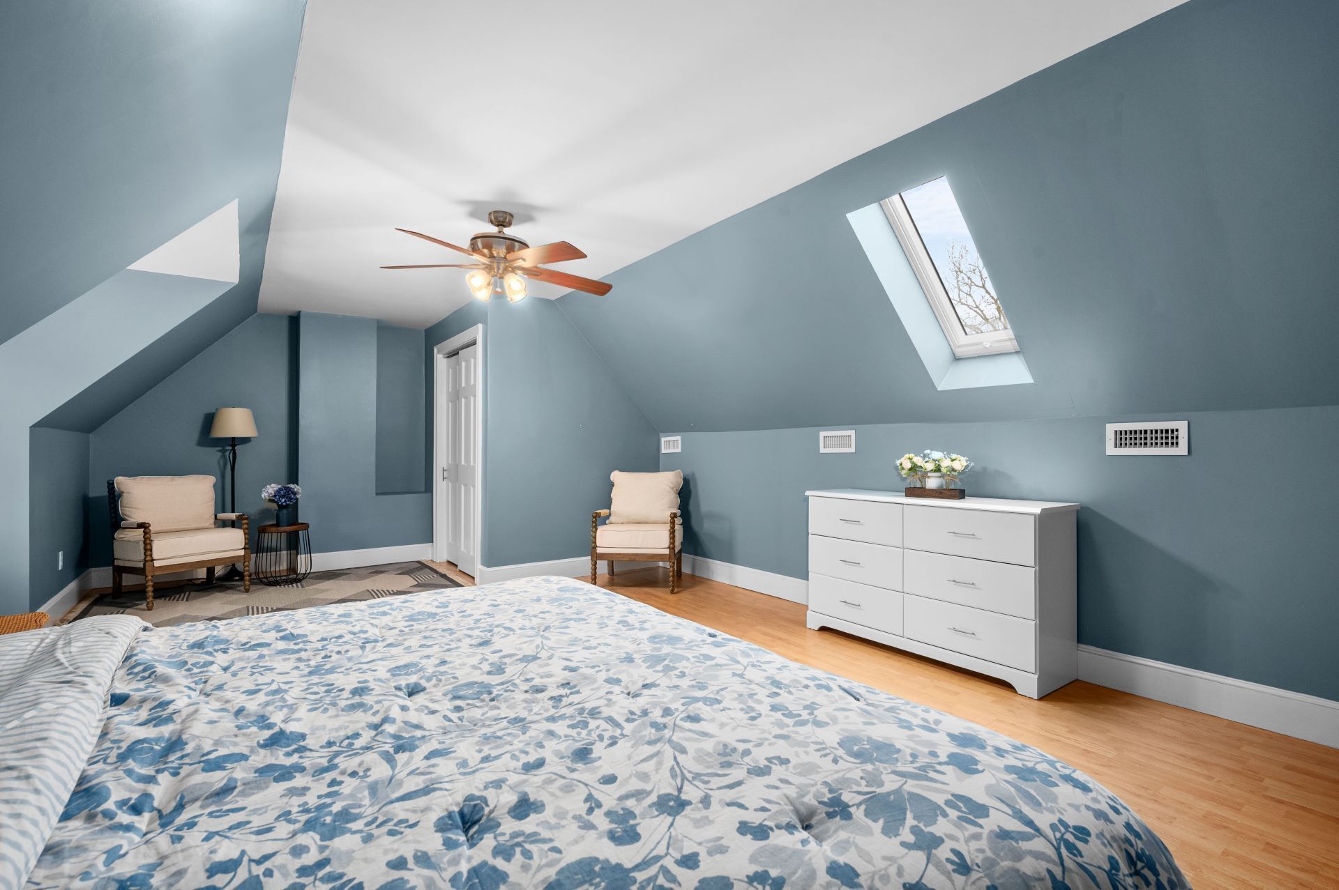 3 habitaciones, escritorio, tabla de planchar con plancha y wifi gratis 