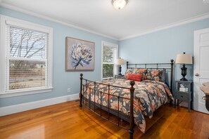 3 bedrooms, desk, iron/ironing board, free WiFi - 5 minute walk to Gray Gables Beach (Bourne)