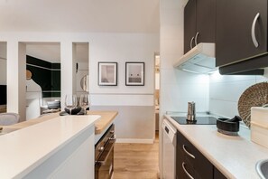 Refrigerador, microondas, horno, placa de cocina