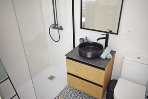 Ducha, secador de pelo, toallas