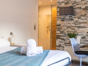 Iron/ironing board, WiFi, bed sheets - RARE ! Studio with terrace 5min walk to the Palais (Cannes)