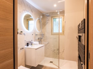 Shower, free toiletries, hair dryer, towels - RARE ! Studio with terrace 5min walk to the Palais (Cannes)