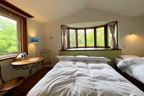 Habitación triple familiar, varias camas, para no fumadores, vista a la montaña | Edredón, escritorio, espacio para trabajar con laptop y wifi gratis 