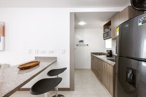 Fridge, microwave, stovetop, coffee/tea maker - Modern design & cozy apt in the heart of Laureles (Medellín)